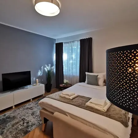 Elegant 2 Bd Apartment Munich